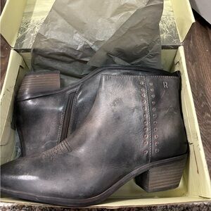 Roan booties NIB